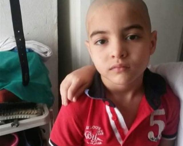 عندما مات ابني الذي كان يبلغ من العمر ثمانية سنين وستة اشهر، أكل بعض المثلجات التي تباع عند البقال، دون ترخيص ربما، أخذته الى الطبيب الذي قال انه اصيب بالكبد، وبعد اسبوع اجرى عملية جراحية لم يفق بعدها، وكانت الصدمة التي لا تنسى الى ان اموت… وفي المستشفى الاقليمي لا اسعافات اولية، ولا حقنة، ولا حتى حنان من الطبيب او الممرضين، وزاد الطين بلُة، هو الحارس الذي يحرس الباب لم يتركنا ندخل لزيارة ابننا الذي مات دون ان يخبرونا عن موته، اكتفوا بورقة نأخذها الى مستشفى آخر متخصص في حفظ الموتى… ولم نعرف ما هو مكتوب في الورقة وبقينا ضائعين تائهين يوما كاملا… حتى للغد صباحا، حينما جئنا لزيارته فتفاجئنا بخبر من الحارس الذي قال لنا هل أنتم لا تعلمون خبره؟،&nbsp; قلنا له لا؛&nbsp; ماذا في الأمر؟.. قال انه مات…! وصدمنا إثرها بالخبر…. فهذه واحدة من الاشياء التي لا تنسى في حياتي…&nbsp;&nbsp; When my son died, who was eight years and six months old, he ate some ice cream sold at the grocery store, maybe without a license. I took him to the doctor who said he had a liver infection. A week later, he had surgery and never woke up. It was a shock I will never forget until I die… At the regional hospital, there was no first aid, no injection, not even any compassion from the doctor or nurses. To make matters worse, the guard who guarded the door wouldn’t let us in to visit our son who died without telling us about his death. They just gave us a paper to take to another hospital that specializes in preserving the dead… We didn’t know what was written on the paper and we remained lost and wandering for a whole day… Even until the next morning, when we came to visit him, we were surprised by the news from the guard who asked us, “Do you not know his news?” We told him, “No; what’s the matter?” He said, “He died…!” And we were shocked by the news… This is one of the unforgettable things in my&nbsp;life.